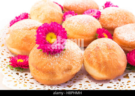 Beignets faits maison décorée de fleurs. Banque D'Images