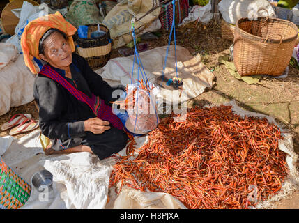 Habitants de vendre et acheter des produits frais et sec au marché du vendredi au Myanmar Banque D'Images