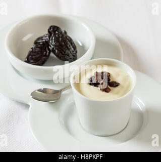 Une crème dessert Crème de Yaourt aux pruneaux et raisins secs dans un bol Banque D'Images