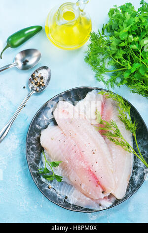 Filet de poisson cru sur la plaque de métal Banque D'Images