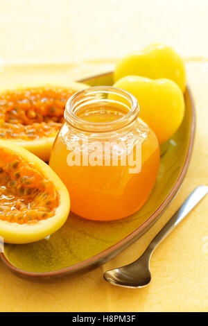 Pot avec des fruits de la passion et de confiture de prunes, avec des prunes et fruits de la passion. Banque D'Images