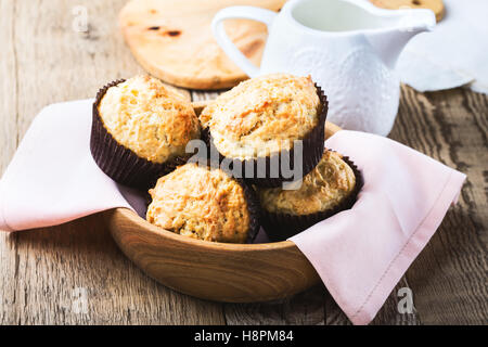 Des muffins au bol en bois sur table en bois rustique Banque D'Images