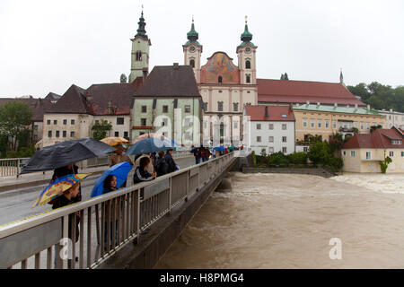 Les badauds, crue de l'Enns à Steyr, Haute Autriche, Autriche, Europe Banque D'Images