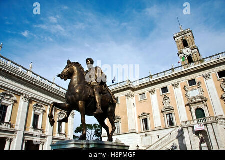 Statue équestre en bronze de Marc-aurèle sur la place du Capitole avec Palazzo Senatorio et Palazzo dei Conservatori derrière Banque D'Images