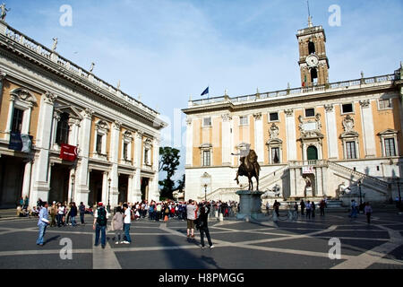 Statue équestre en bronze de Marc-aurèle sur la place du Capitole avec Palazzo Senatorio et Palazzo dei Conservatori derrière Banque D'Images