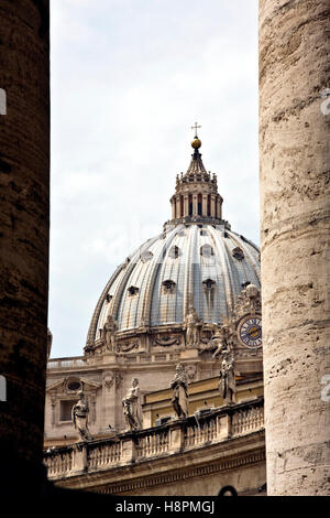 La Basilique St Pierre dome de la colonnes, Basilica di San Pietro, colonnades, la Place Saint Pierre, la Piazza San Pietro Banque D'Images