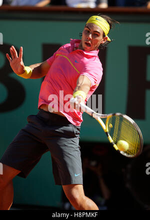 Rafael Nadal, Espagne, la lecture d'un coup droit, tennis, l'ITF tournoi du Grand Chelem, Roland-Garros 2009, Roland Garros, Paris, France Banque D'Images