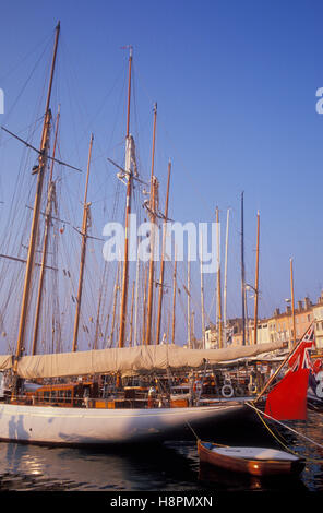 Bateaux traditionnels, yachts, bateaux à voile, le port, Saint Tropez, Côte d'Azur, Provence, France, Europe Banque D'Images