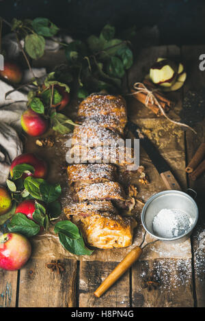 Strudel aux pommes gâteau à la cannelle, le sucre en poudre et des pommes fraîches Banque D'Images