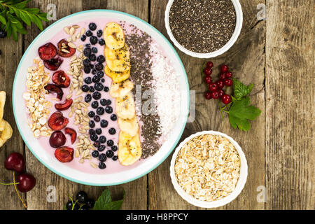 Smoothie aux bleuets, Chia Seeds sur Brown Boards Banque D'Images