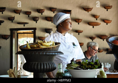 Safari, Afrique du Sud : le chef de rang dans la salle de petit-déjeuner à Ngala Private Game Reserve, un luxe safari lodge de Kruger Park Banque D'Images