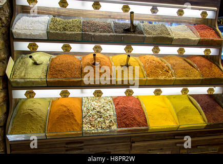 Istanbul, Turquie - 03 octobre, 2015 : grande variété d'épices pour cuisiner au marché aux épices à Istanbul Banque D'Images