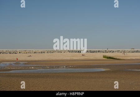 De nouveaux moyens de défense de la mer derrière la plage de Broomhill sands près de Camber. Les rochers de granit protéger Romney Marsh de l'inondation. Le carrossage, Banque D'Images