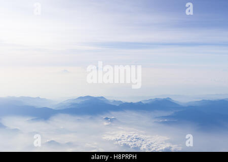 Ciel bleu et sur les montagnes de l'arrière-plan avec hipster stylisée avion copyspace Banque D'Images