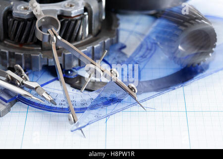 Concept d'ingénierie. Jeu de pignons près de sur le plan de division Banque D'Images