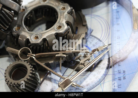 Concept d'ingénierie. Jeu de pignons près de sur le plan de division Banque D'Images