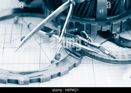 Concept d'ingénierie. Jeu de pignons près de sur le plan de division Banque D'Images