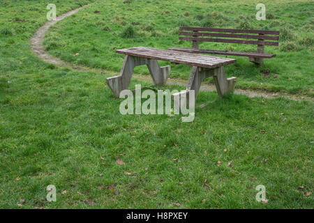 Table de pique-nique, bancs / banquettes. et barbecue fixe dans la région du parc public. Banque D'Images