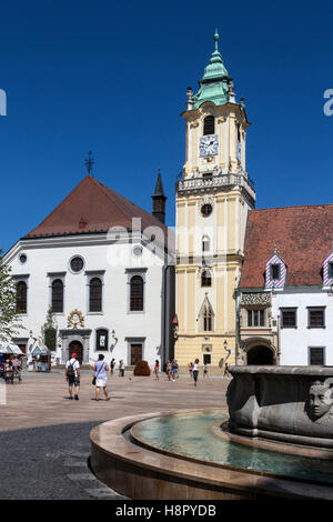 Fontaines et de l'Ancien hôtel de ville bâtiments dans la vieille ville de Bratislava, capitale de la Slovaquie Banque D'Images