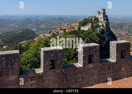 La forteresse de Guaita sur le mont Titano de Saint Marin. Banque D'Images