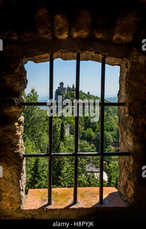 Vue depuis une fenêtre dans la forteresse de Guaita sur le mont Titano de Saint Marin. Banque D'Images