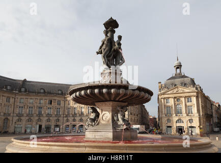 Fontaine des trois Grâces avec de l'eau rouge sur la Place de la Bourse, Bordeaux, Gironde, France. Banque D'Images