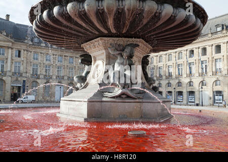 Fontaine des trois Grâces avec de l'eau rouge sur la Place de la Bourse à Bordeaux, Département de la Gironde, France. Banque D'Images