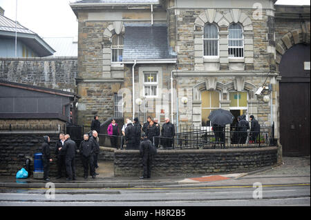 Swansea, Pays de Galles, Royaume-Uni, 15 novembre 2016 Les agents pénitentiaires à la prison de Swansea, Pays de Galles, Royaume-Uni, en prenant part à une marche organisée par l'Association des agents de la prison pour protester contre la persistance des problèmes que le personnel de la prison sont confrontés à l'ensemble du Royaume-Uni Crédit : Robert Melen/Alamy Live News. Banque D'Images