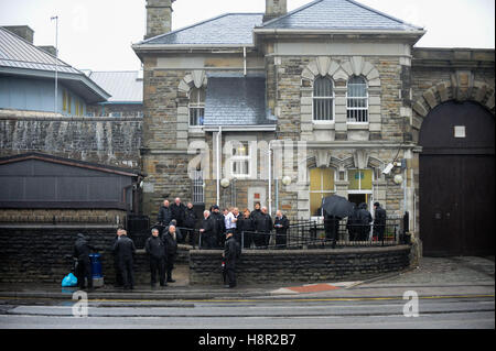 Swansea, Pays de Galles, Royaume-Uni, 15 novembre 2016 Les agents pénitentiaires à la prison de Swansea, Pays de Galles, Royaume-Uni, en prenant part à une marche organisée par l'Association des agents de la prison pour protester contre la persistance des problèmes que le personnel de la prison sont confrontés à l'ensemble du Royaume-Uni Crédit : Robert Melen/Alamy Live News. Banque D'Images