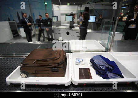 Cologne, Allemagne. 15 Nov, 2016. Assurance repose sur le convoyeur de la surface de contrôle de sécurité 'facile' à Cologne, Allemagne, 15 novembre 2016. Autorités et entreprises de transport aérien ont présenté conjointement un nouveau système de contrôle pour les clients de vol et de bagages à l'aéroport Cologne/Bonn. Le processus de sécurité sera ajusté en conséquence, révisé et combinés avec la nouvelle technologie. Photo : Oliver Berg/dpa/Alamy Live News Banque D'Images