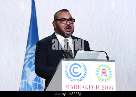 Marrakech, Maroc. 15 Nov, 2016. Le roi du Maroc Mohammed VI traite de l'ouverture de l'articulation Segment de haut niveau de la 22e Conférence des Parties à la Convention-cadre des Nations Unies sur le changement climatique (COP22) et la 12e Conférence des Parties au Protocole de Kyoto (CMP12) à Marrakech, Maroc, le 15 novembre, 2016. Le segment de haut niveau conjoint de la CDP22 et CMP12 ouvert ici mardi. Credit : Zhao Dingzhe/Xinhua/Alamy Live News Banque D'Images