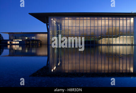 Fort Worth, Texas, USA. 14Th Nov, 2016. 11/14/2016. Le Musée d'Art Moderne de Fort Worth a été conçu par l'architecte Tadao Ando et a été ouvert au public en décembre 2002. Situé dans le quartier des musées à Fort Worth, Texas la conception intègre un grand miroir d'eau et de l'emblématique ''Y'' des structures de soutien. © Ralph Lauer/ZUMA/Alamy Fil Live News Banque D'Images