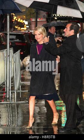 New York, NY, USA. 15 Nov, 2016. Megyn Kelly, Journaliste et personnalité de FOX News, la laissant 'Good Morning America' sous la pluie à New York, New York le 15 novembre 2016. Rainmaker : Crédit Photo/media/Alamy Punch Live News Banque D'Images