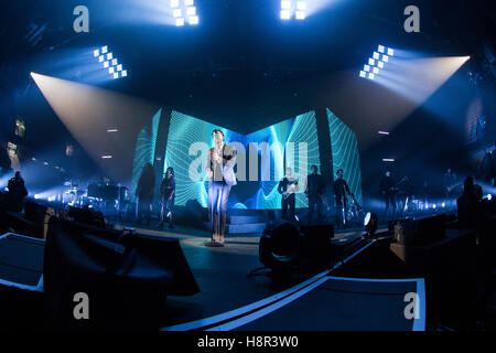 Lugano en Suisse. 14 novembre 2016. Le chanteur-compositeur pop italien Marco Mengoni sur scène à Resega pendant l '# 2016 MengoniLive d'' Credit : Rodolfo Sassano/Alamy Live News Banque D'Images