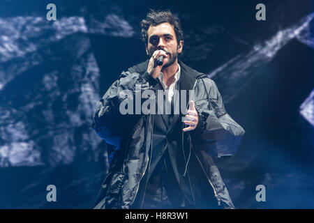 Lugano en Suisse. 14 novembre 2016. Le chanteur-compositeur pop italien Marco Mengoni sur scène à Resega pendant l '# 2016 MengoniLive d'' Credit : Rodolfo Sassano/Alamy Live News Banque D'Images