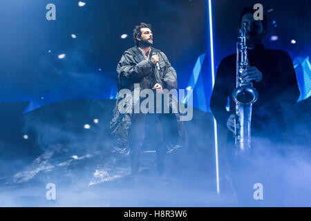 Lugano en Suisse. 14 novembre 2016. Le chanteur-compositeur pop italien Marco Mengoni sur scène à Resega pendant l '# 2016 MengoniLive d'' Credit : Rodolfo Sassano/Alamy Live News Banque D'Images