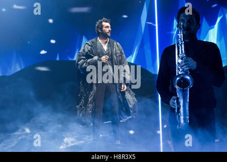 Lugano en Suisse. 14 novembre 2016. Le chanteur-compositeur pop italien Marco Mengoni sur scène à Resega pendant l '# 2016 MengoniLive d'' Credit : Rodolfo Sassano/Alamy Live News Banque D'Images