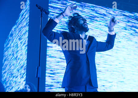 Lugano en Suisse. 14 novembre 2016. Le chanteur-compositeur pop italien Marco Mengoni sur scène à Resega pendant l '# 2016 MengoniLive d'' Credit : Rodolfo Sassano/Alamy Live News Banque D'Images