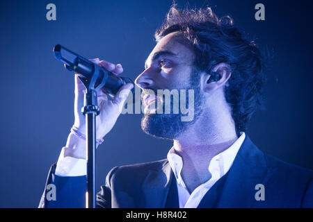 Lugano en Suisse. 14 novembre 2016. Le chanteur-compositeur pop italien Marco Mengoni sur scène à Resega pendant l '# 2016 MengoniLive d'' Credit : Rodolfo Sassano/Alamy Live News Banque D'Images