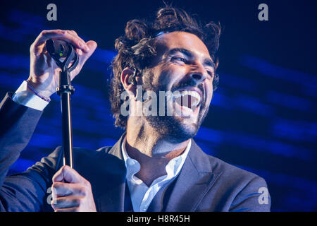 Lugano en Suisse. 14 novembre 2016. Le chanteur-compositeur pop italien Marco Mengoni sur scène à Resega pendant l '# 2016 MengoniLive d'' Credit : Rodolfo Sassano/Alamy Live News Banque D'Images