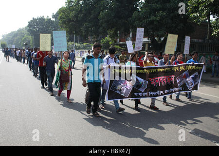 Dhaka, Bangladesh. 15 Nov, 2016. Les étudiants du Bangladesh prendre part à une manifestation à Dhaka, à l'encontre de la récente attaque contre la communauté hindoue à Brahmanbaria district. Au moins 15 temples hindous dans le Nasirnagar Brahmanbaria sont saccagés et pillés le 30 octobre après-midi avec des centaines de maisons de la communauté hindoue. © Suvra Kanti Das/ZUMA/Alamy Fil Live News Banque D'Images