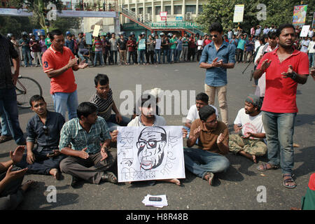 Dhaka, Bangladesh. 15 Nov, 2016. Les étudiants du Bangladesh prendre part à une manifestation à Dhaka, à l'encontre de la récente attaque contre la communauté hindoue à Brahmanbaria district. Au moins 15 temples hindous dans le Nasirnagar Brahmanbaria sont saccagés et pillés le 30 octobre après-midi avec des centaines de maisons de la communauté hindoue. © Suvra Kanti Das/ZUMA/Alamy Fil Live News Banque D'Images