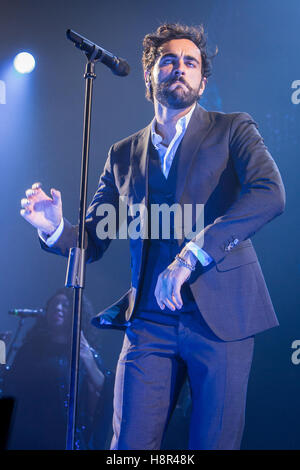 Lugano en Suisse. 14 novembre 2016. Le chanteur-compositeur pop italien Marco Mengoni sur scène à Resega pendant l '# 2016 MengoniLive d'' Credit : Rodolfo Sassano/Alamy Live News Banque D'Images