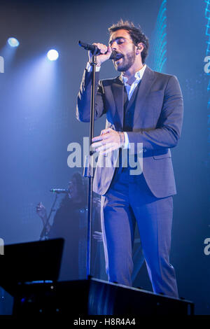 Lugano en Suisse. 14 novembre 2016. Le chanteur-compositeur pop italien Marco Mengoni sur scène à Resega pendant l '# 2016 MengoniLive d'' Credit : Rodolfo Sassano/Alamy Live News Banque D'Images