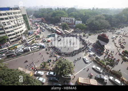 Dhaka, Bangladesh. 15 Nov, 2016. Les étudiants du Bangladesh prendre part à une manifestation à Dhaka, à l'encontre de la récente attaque contre la communauté hindoue à Brahmanbaria district. Au moins 15 temples hindous dans le Nasirnagar Brahmanbaria sont saccagés et pillés le 30 octobre après-midi avec des centaines de maisons de la communauté hindoue. © Suvra Kanti Das/ZUMA/Alamy Fil Live News Banque D'Images
