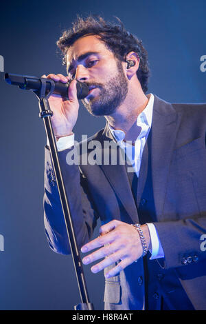 Lugano en Suisse. 14 novembre 2016. Le chanteur-compositeur pop italien Marco Mengoni sur scène à Resega pendant l '# 2016 MengoniLive d'' Credit : Rodolfo Sassano/Alamy Live News Banque D'Images