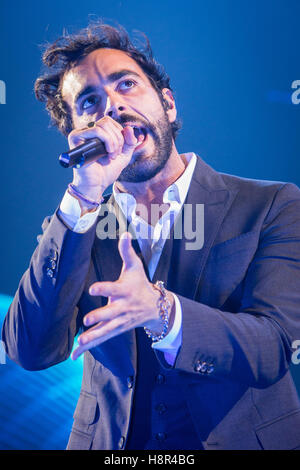 Lugano en Suisse. 14 novembre 2016. Le chanteur-compositeur pop italien Marco Mengoni sur scène à Resega pendant l '# 2016 MengoniLive d'' Credit : Rodolfo Sassano/Alamy Live News Banque D'Images