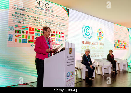 Marrakech, Maroc. 15 Nov, 2016. Le ministre fédéral allemand de l'Environnement, Barbara Hendricks parle lors de la Conférence des Nations Unies sur le climat COP22 à Marrakech, Maroc, le 15 novembre 2016. L'Allemagne et l'hôte le Maroc ont introduit un programme de consultation pour la protection du climat des nations unies moins expérimentés. Photo : Abdellah Azizi/dpa/Alamy Live News Banque D'Images