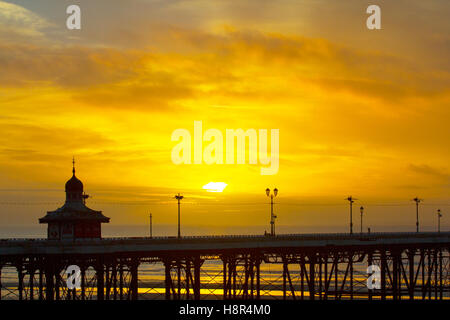 Oiseaux en vol, voler dans les nuages à des bandes d'Étourneaux à Blackpool, Lancashire, Royaume-Uni. Starling murmuration au coucher du soleil. L'un des grands spectacles d'oiseaux de l'hiver est l'étourneau' roost pré-assemblée. Avant de s'installer pour la nuit, des bandes de ces oiseaux grégaires autour d'un seul coup jusqu'à ce qu'il y a une énorme masse noire tourbillonnante. Au cours de l'hiver jusqu'à un million d'oiseaux, swarm, tourbillonner, shift, agiter et enrouler comme un déménagement, tout en effectuant une acrobatie aérienne. ce ballet au crépuscule est un phénomène connu sous le nom de repos murmuration Starling. Banque D'Images