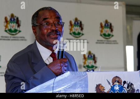 Durban, Afrique du Sud. 15 Nov, 2016. Le premier ministre du KwaZulu-Natal Willies Mchunu parle lors d'une cérémonie, organisée sur la plage d'Addington Durban où un monument est définie pour être construite pour commémorer l'arrivée de 1860 Indiens en Afrique du Sud. Ils ont été introduits dans le pays en tant que travailleurs engagés à travailler sur les champs de canne à sucre du Natal puis colonie. Aujourd'hui il y a environ 1,3 millions de Sud-africains d'origine indienne, dont la plupart vivent dans la grande région de Durban. Photo Credit : Giordano Stolley/Alamy Live News Banque D'Images